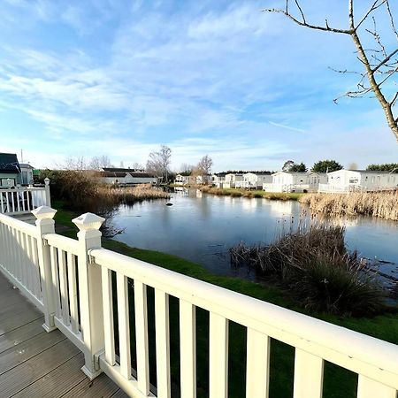 Stunning Caravan With Full Lake View At Southview Holiday Park Ref 33004Ml Skegness Exterior photo
