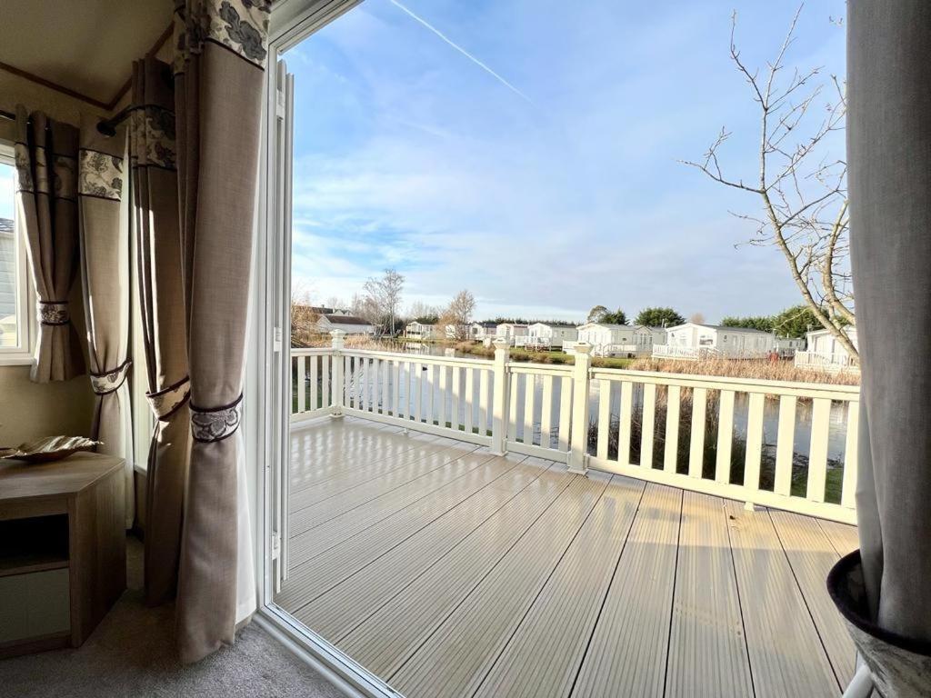 Stunning Caravan With Full Lake View At Southview Holiday Park Ref 33004Ml Skegness Exterior photo