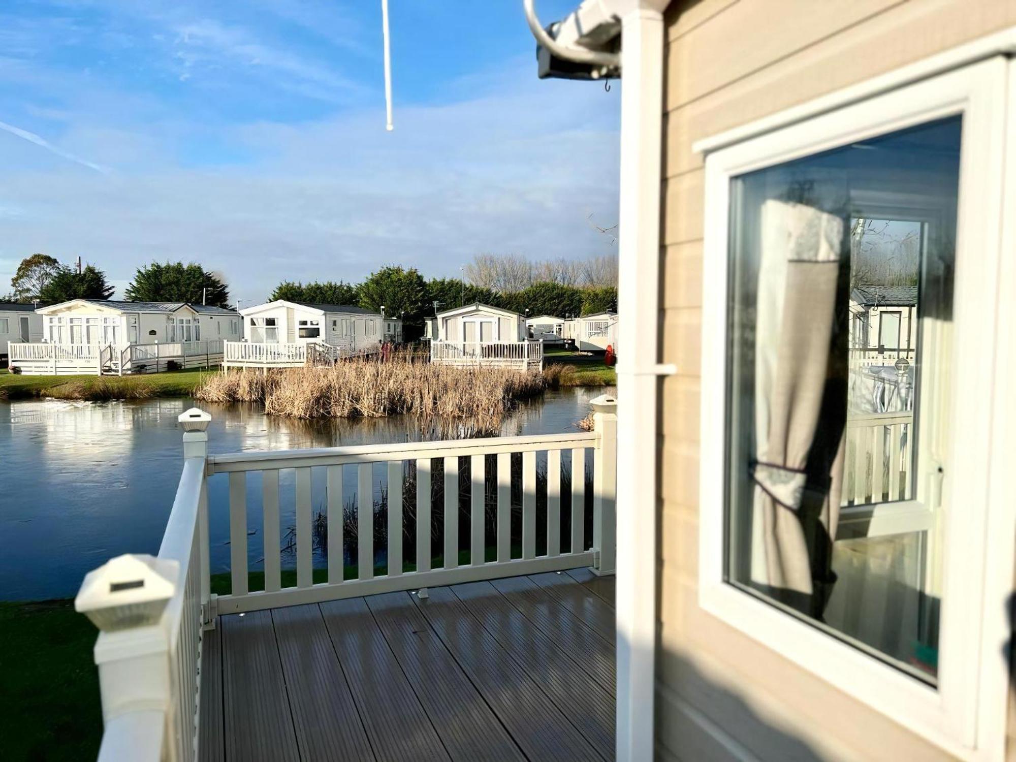 Stunning Caravan With Full Lake View At Southview Holiday Park Ref 33004Ml Skegness Exterior photo