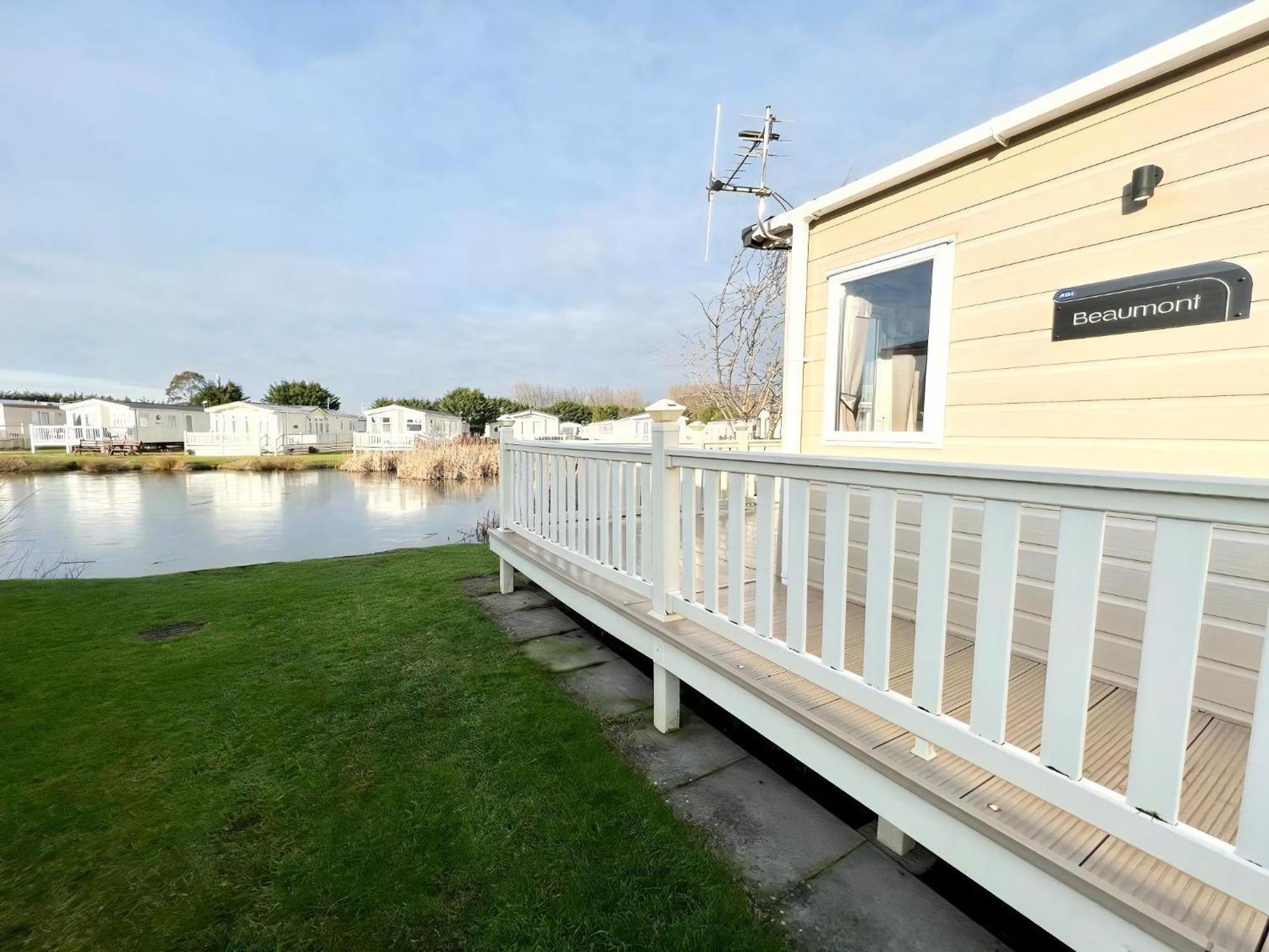 Stunning Caravan With Full Lake View At Southview Holiday Park Ref 33004Ml Skegness Exterior photo