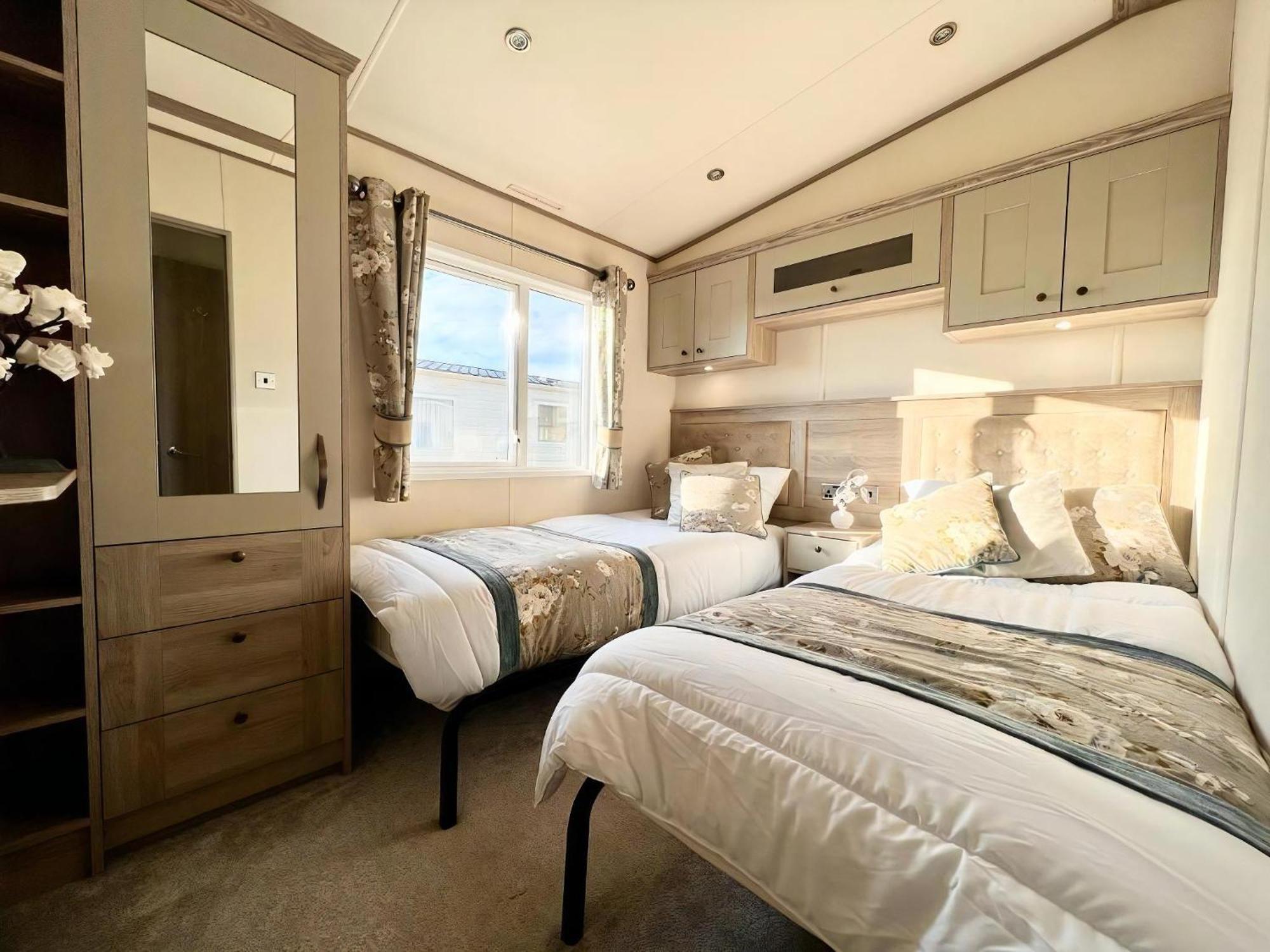 Stunning Caravan With Full Lake View At Southview Holiday Park Ref 33004Ml Skegness Exterior photo