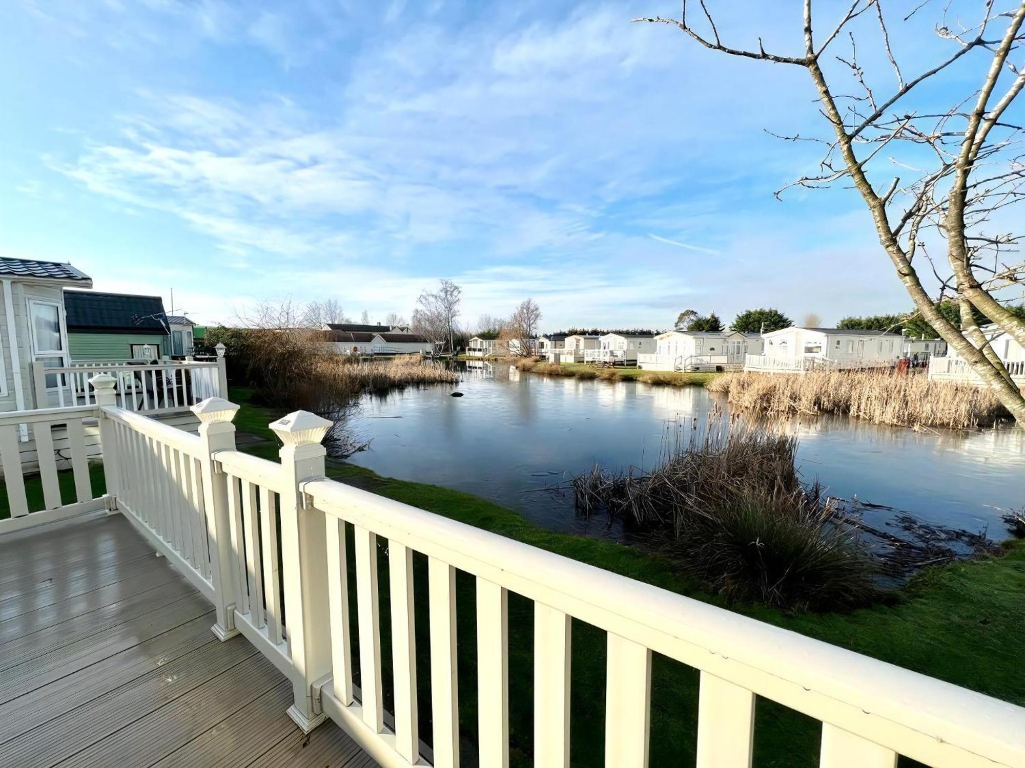 Stunning Caravan With Full Lake View At Southview Holiday Park Ref 33004Ml Skegness Exterior photo